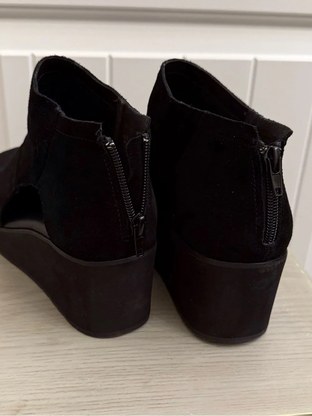 Volatile Bianca Cutout Wedge Ankle Bootie sz 8 Black Suede